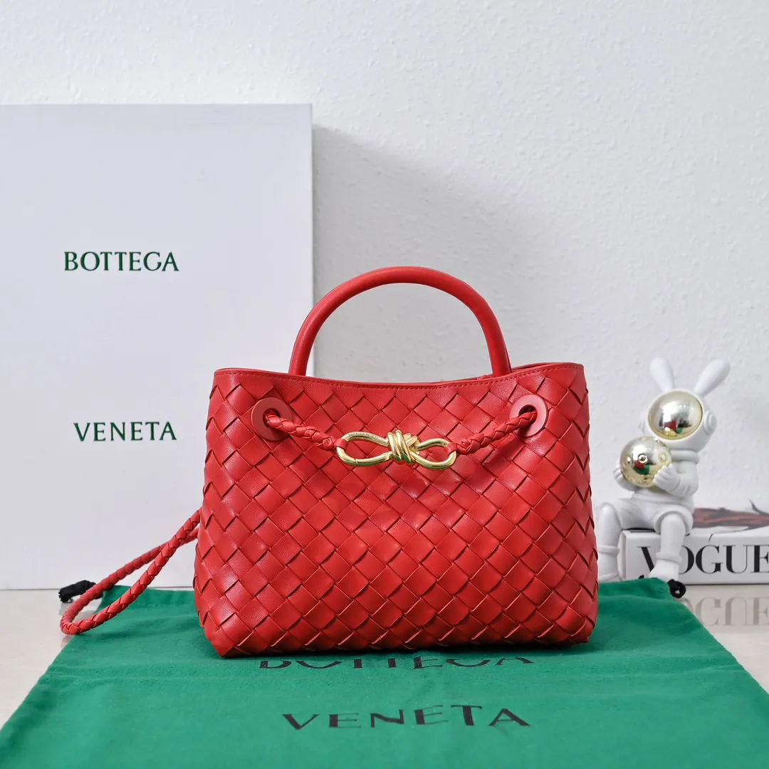 Batch 1860 B's 2023 spring and summer new model continues the brand's woven style with detailed metal knot switch buckles. This time, the shoulder straps are also made into tube weaves, showing different craftsmanship. The carrying method is versatile to create more different looks. Intrecciato woven leather small handbag, equipped with sliding crossbody strap. Internal compartments, including 1 zipper pocket and 2 open pockets with magnetic buckle closure. Size: 25*20*10cm, model: 7463#